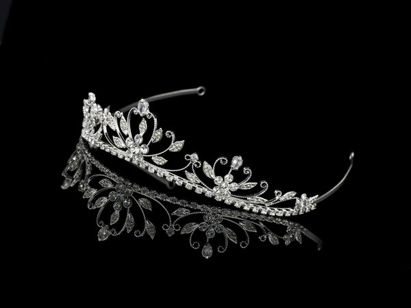Quali sono i migliori consigli di stile per indossare una tiara con un abito da sera?